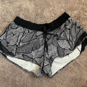 Lululemon • Black/white • Running Shorts • 2.5” inseam